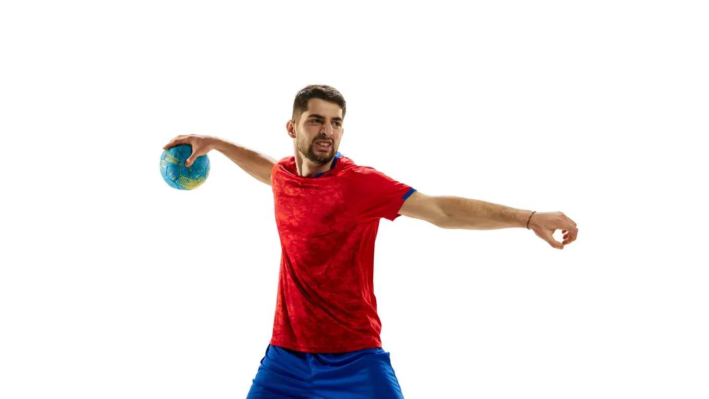 Handbollsspelare i röd tröja tar sats för ett kast