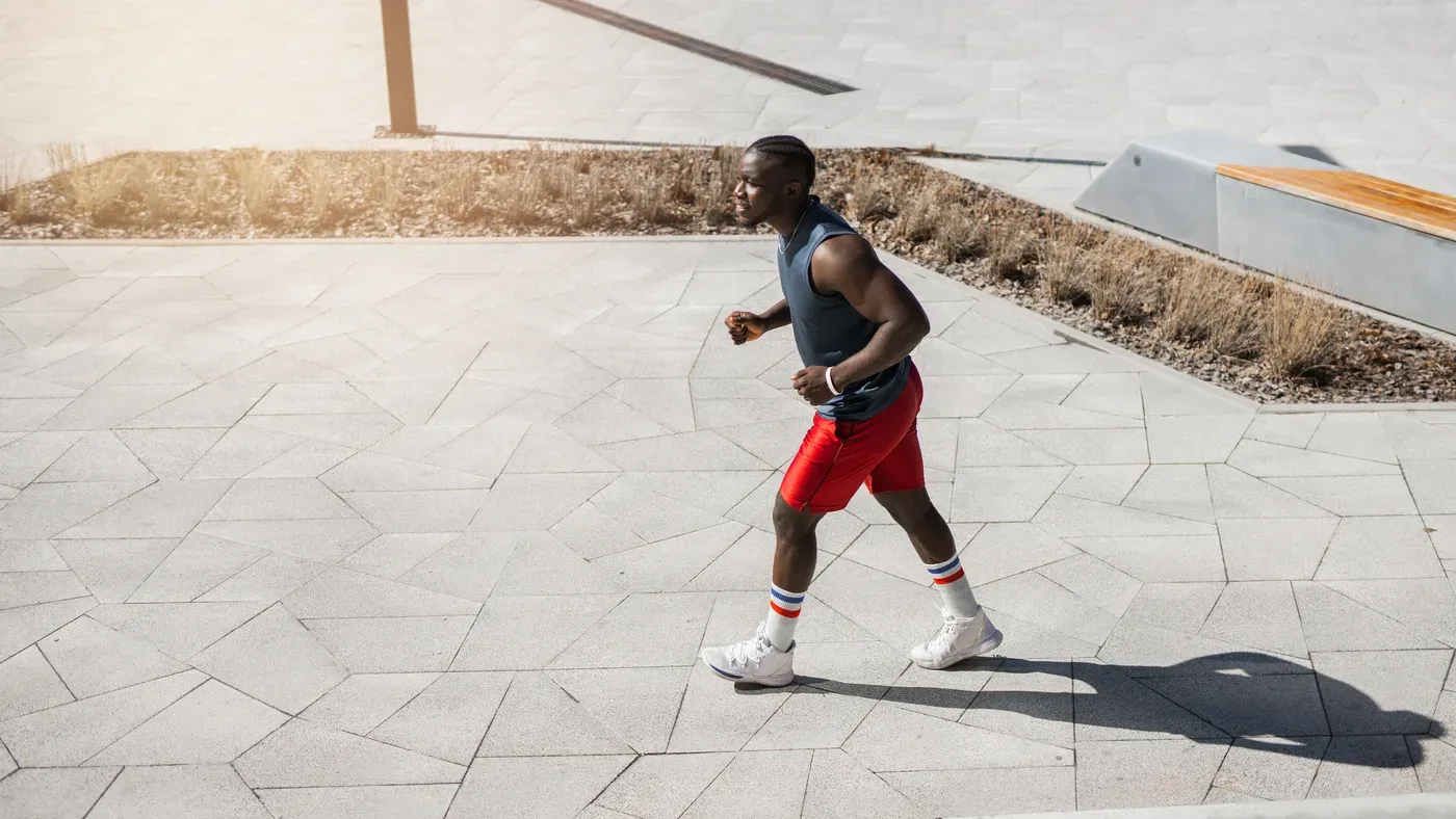 Löpare går en kort sträcka mellan två joggintervaller