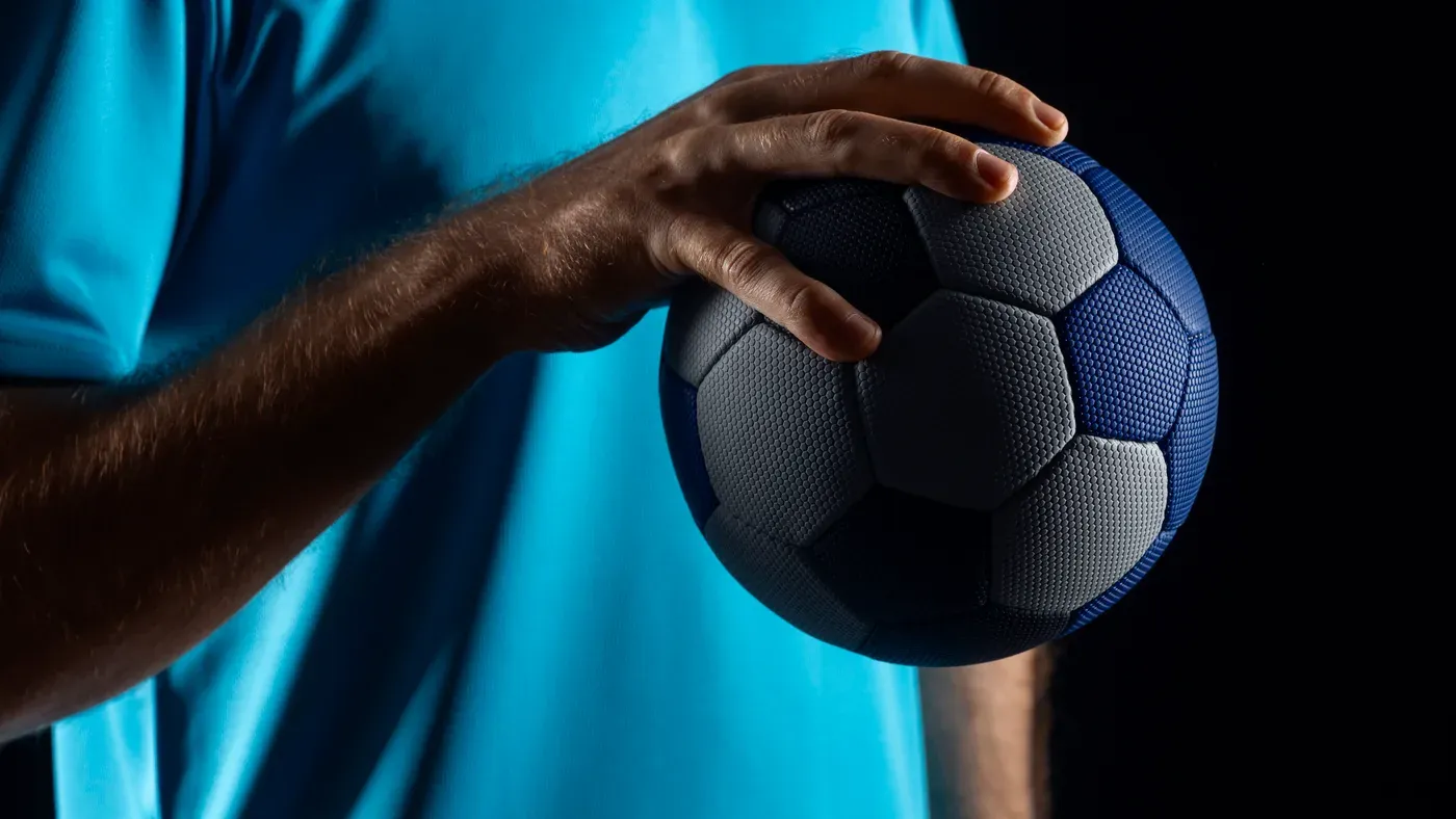 Spelare håller en handboll i handen