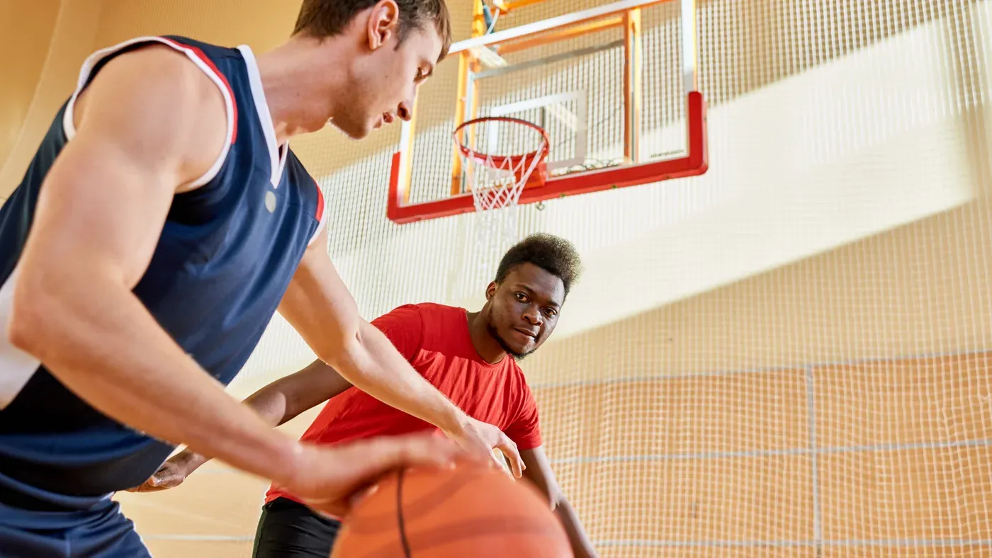 Närkamp mellan två basketspelare
