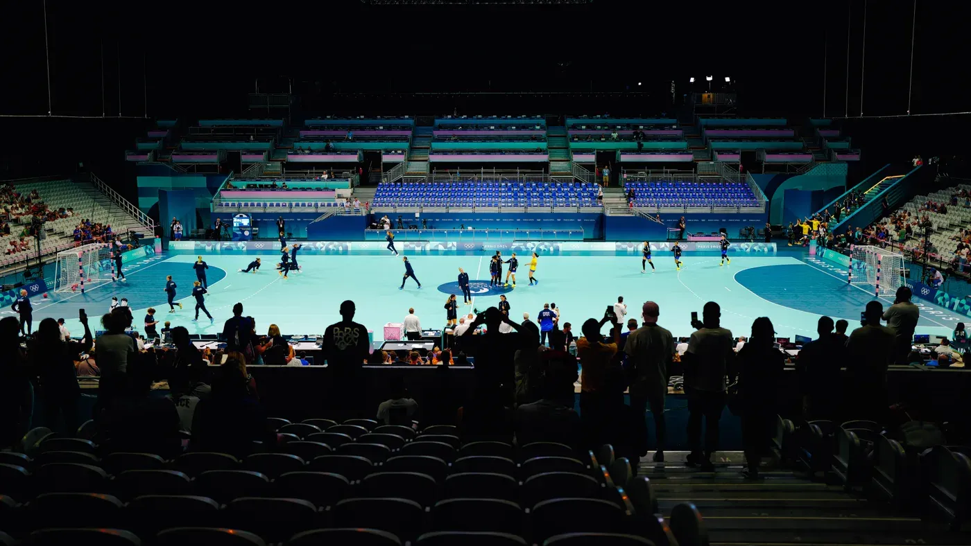 Handbollsarenan under OS i Paris 2024, med publik och lag som värmer upp