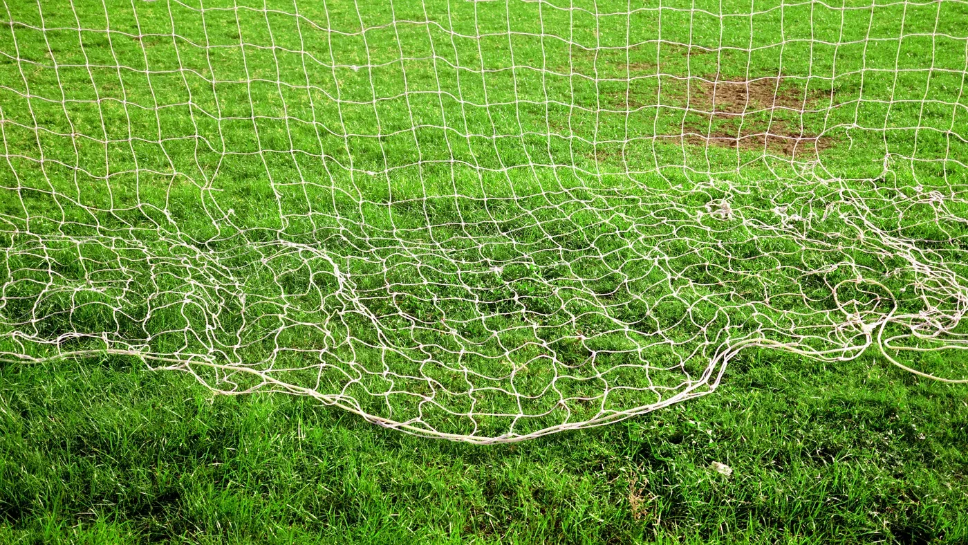 Fotbollsnät som ligger utbrett på gräset