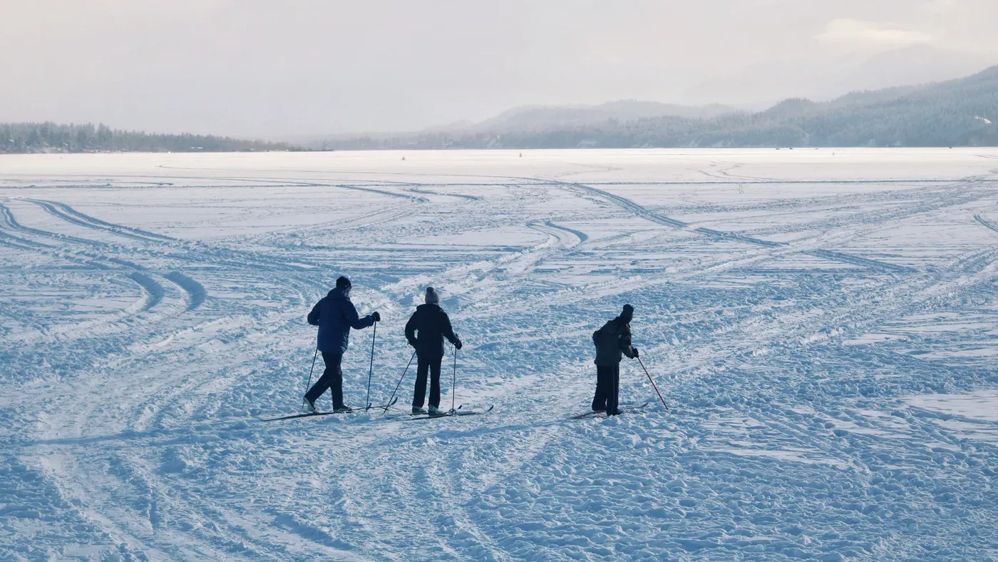 Grupp långfärdsåkare ute på en snötäckt sjöis