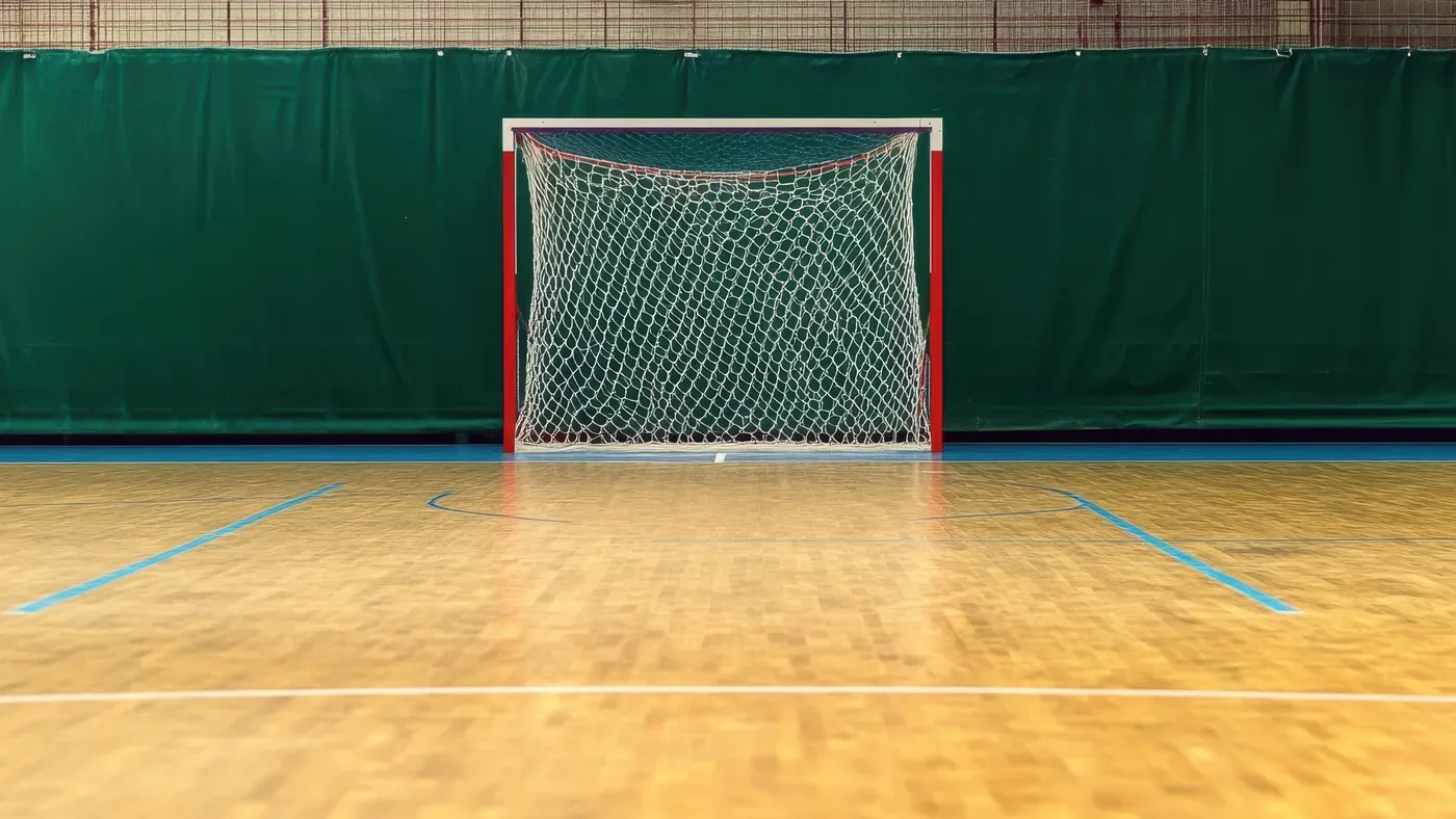 Handbollsmål och målgårdslinje i en tom idrottshall